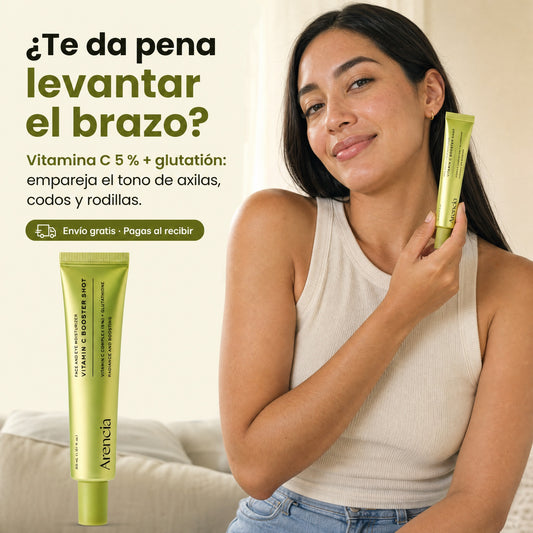 Mujer sonriente con Arencia Vitamin C Booster Shot