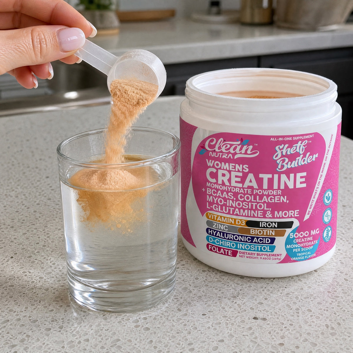Una cucharada de creatina Shelf Builder disolviéndose en un vaso de agua