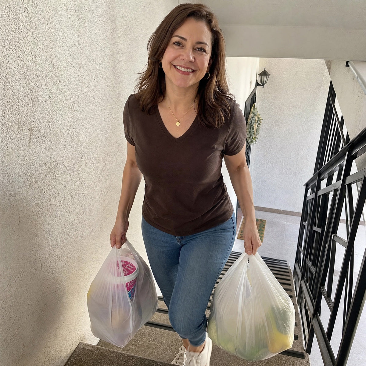 Mujer subiendo escaleras con el mercado y su creatina Shelf Builder