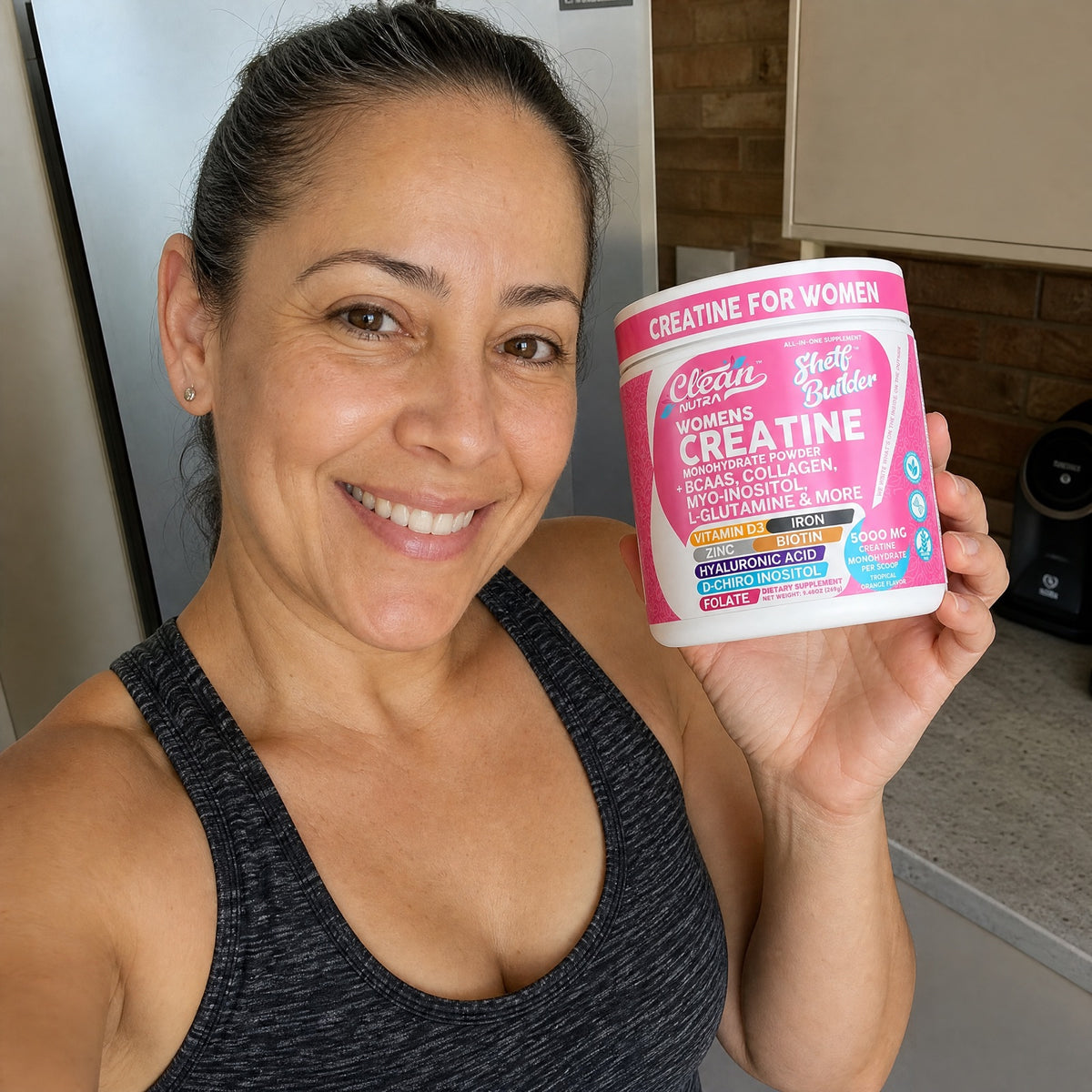 Mujer de 45 años con su frasco de creatina Shelf Builder en la cocina