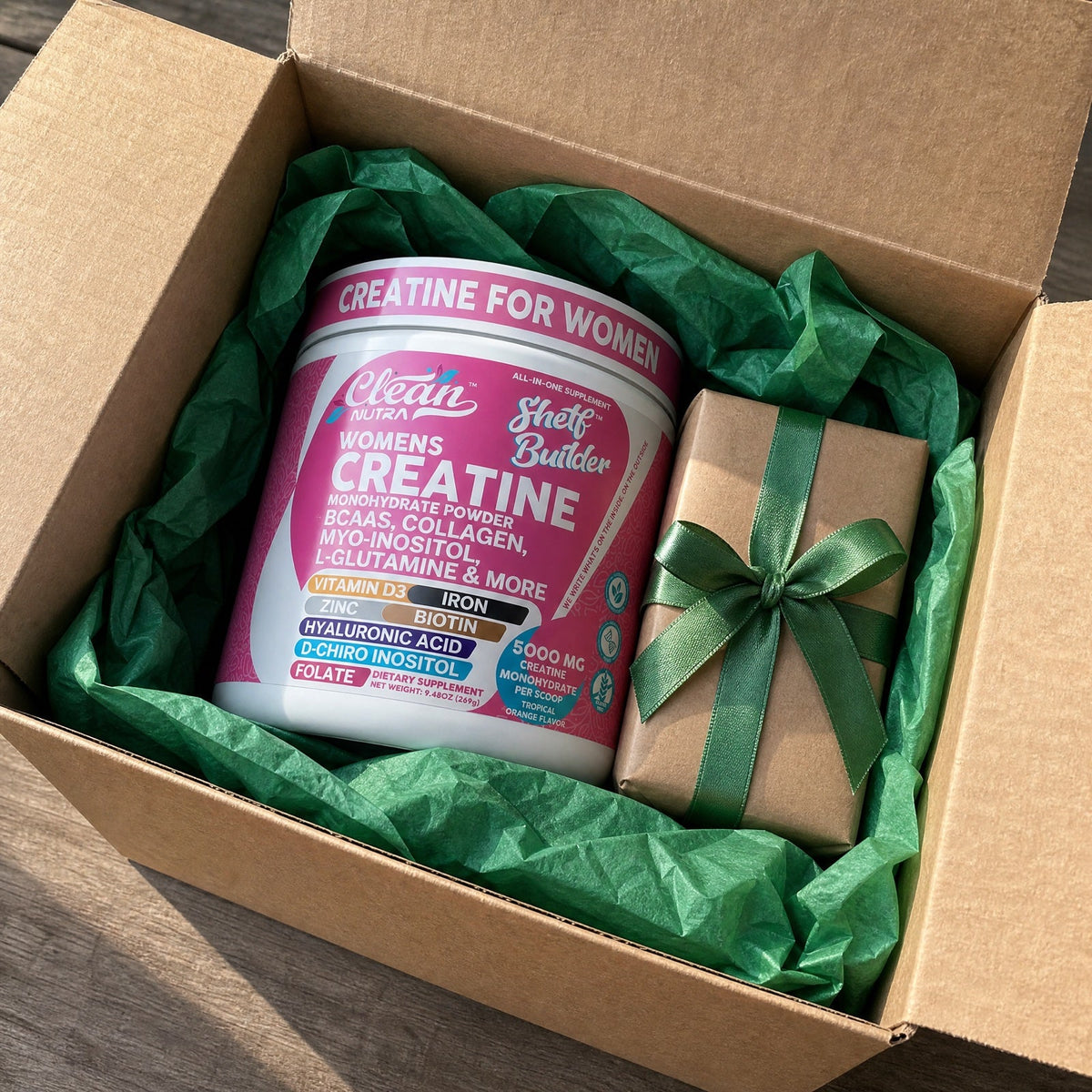 Caja de envío abierta con la creatina Shelf Builder y el obsequio sorpresa