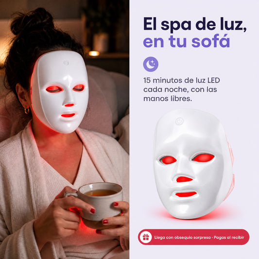 El spa de luz, en tu sofá: mujer con la máscara LED 7 colores encendida tomando té en casa, llega con obsequio sorpresa y pagas al recibir