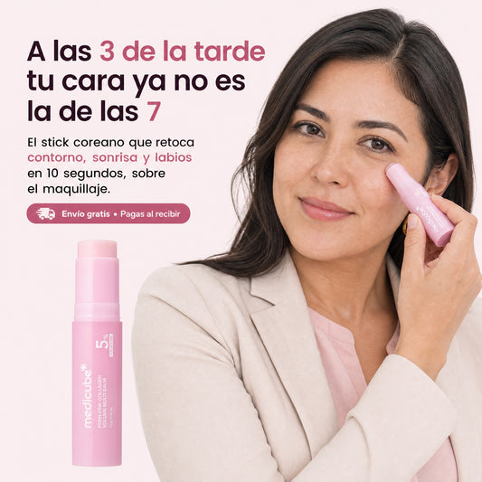 A las 3 de la tarde tu cara ya no es la de las 7: mujer aplicando el bálsamo Medicube PDRN bajo el ojo