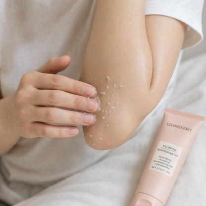 Aplicación de Quarxery gel exfoliante en el codo: el gel forma bolitas al frotar