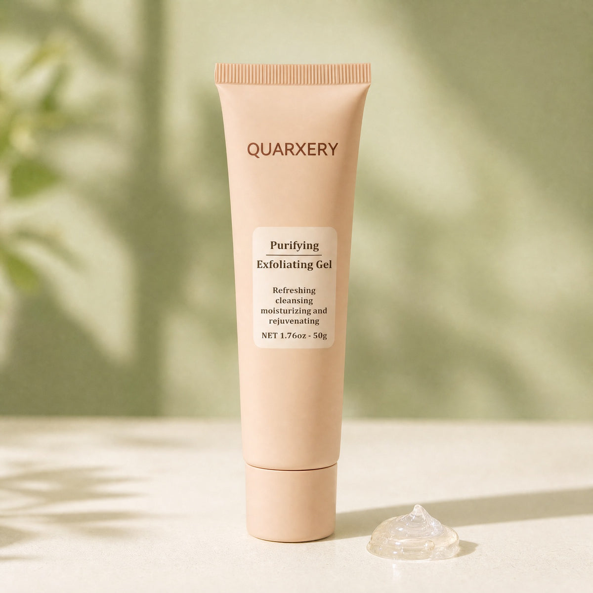 Quarxery gel exfoliante de 50 g sobre fondo crema con una gota de gel