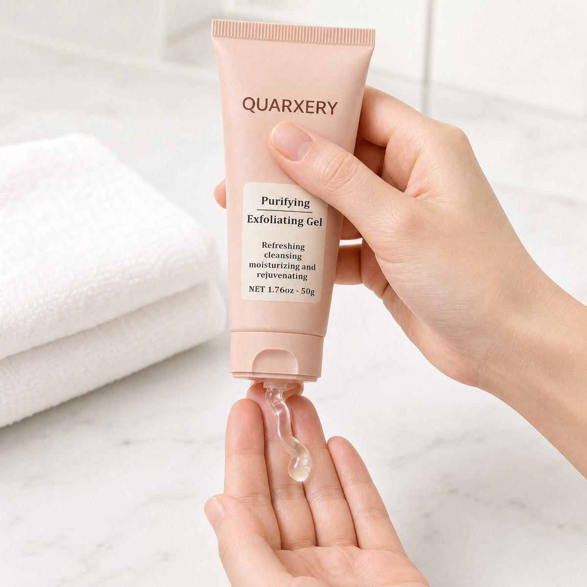 Manos exprimiendo Quarxery gel exfoliante sobre los dedos, piel seca