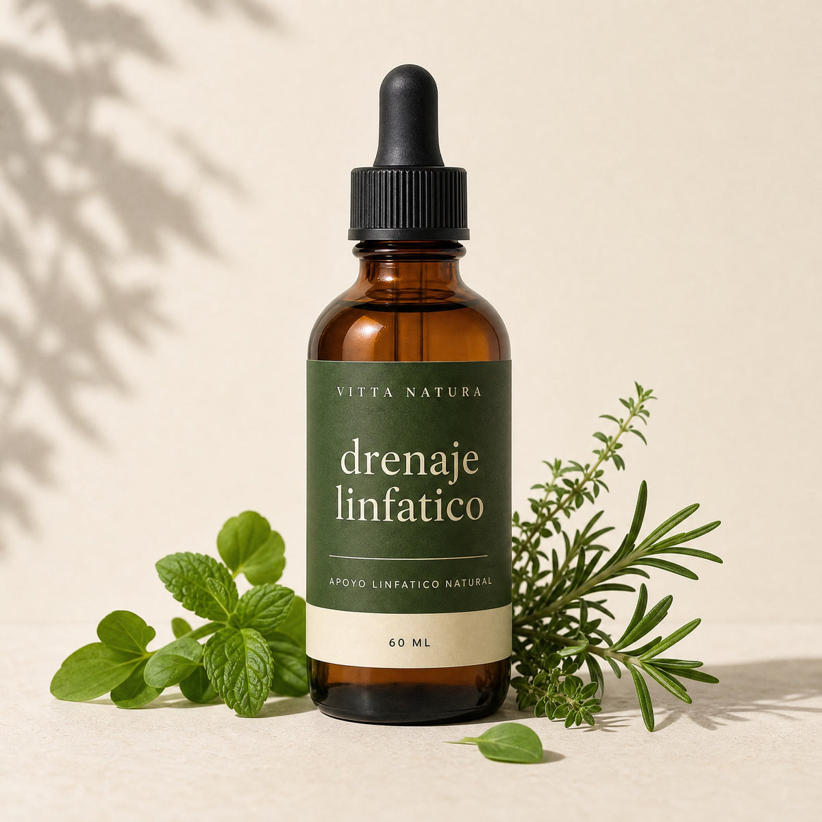 Frasco gotero ámbar de 60 ml de Drenaje Linfático VittaNatura con etiqueta verde oliva, junto a hierbas frescas